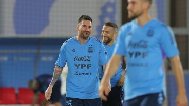 Messi y Gómez, sonrientes, durante la práctica del domingo en la Universidad de Qatar.