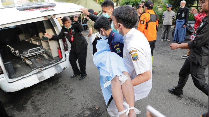 Equipos de rescatistas trabajaban en el lugar asistiendo a las víctimas del terremoto en Indonesia.
