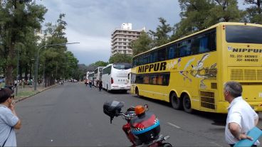 Esta vez sí se evitó el estacionamiento en el verde del Parque Independencia.