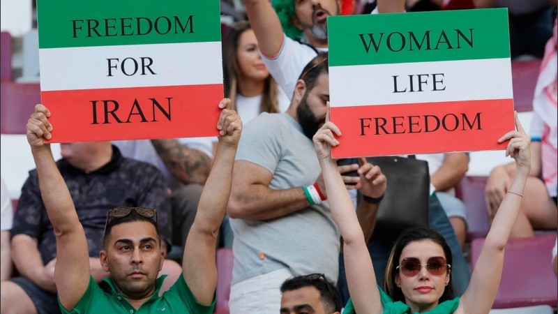 En el estadio también hubo carteles y manifestaciones de hinchas iraníes sobre lo que sucede en su país.