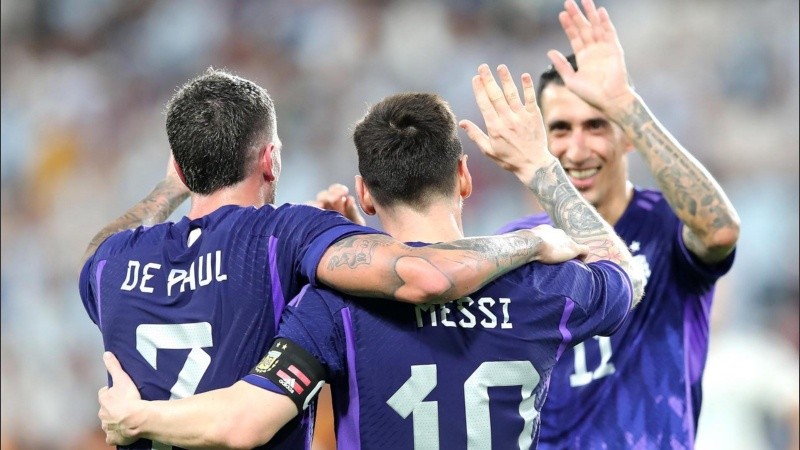 De Paul y los rosarinos Messi y Di María, futbolistas claves en la estructura de Scaloni.