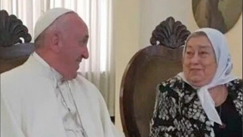 El Papa Francisco y Hebe de Bonafini durante un encuentro en el Vaticano.