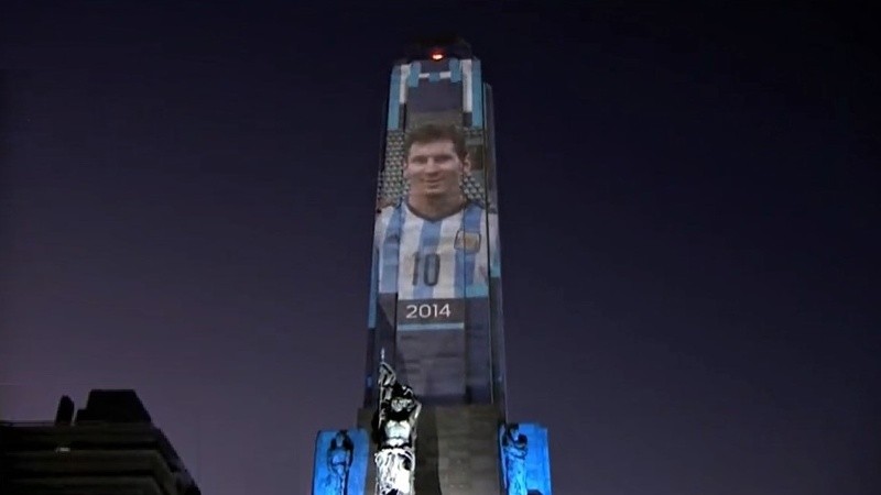 Luces en celeste y blanco con fotos de Leo, hijo pródigo de la ciudad.
