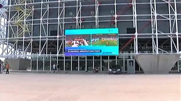 La pantalla provisoria tiene 8 metros de ancho y 4 de alto.