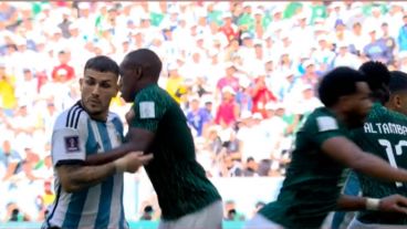 El agarrón que cobró el VAR y que Messi canjeó por el 1 a 0 para Argentina.