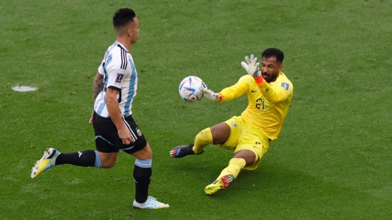 Martínez y el arquero Mohammed Al Owais. 