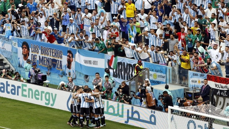 El equipo argentino se abraza para festejar el gol de Messi en el primer tiempo.