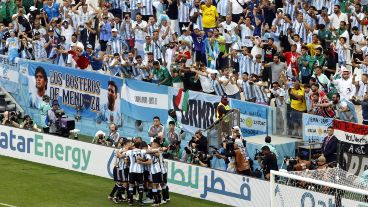 El equipo argentino se abraza para festejar el gol de Messi en el primer tiempo.