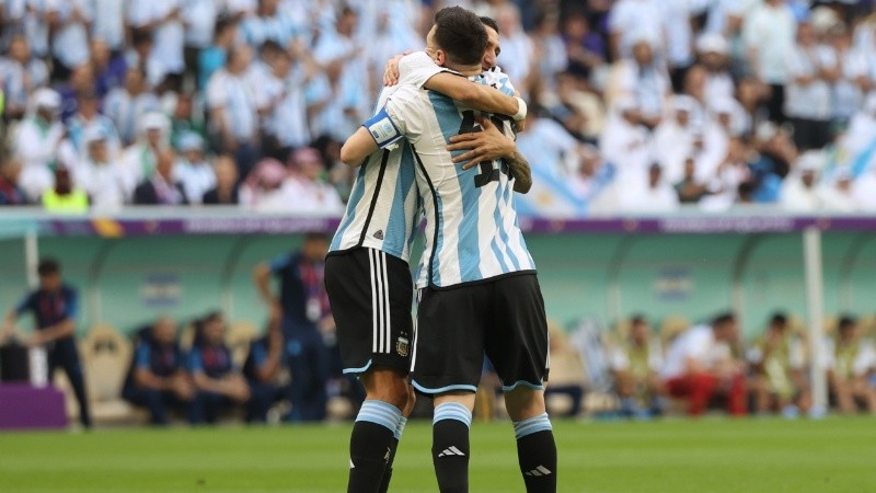 Abrazo rosarino, Messi y Di María festejan el gol del diez.