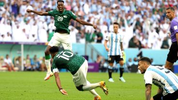 Festeja el equipo Árabe que en dos llegadas dio vuelta el partido.