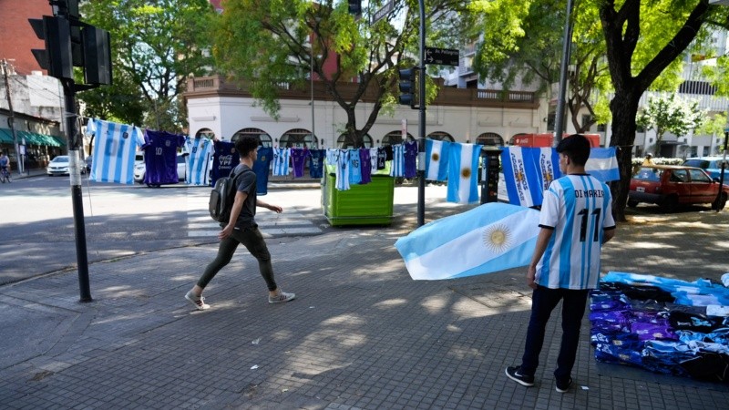 Un puesto de ventas de indumentaria de la Selección sobre avenida Pellegrini tras el partido. 