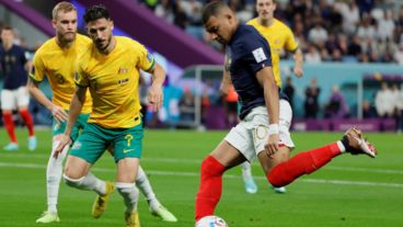 Mbappé encara, en una jugada al inicio del encuentro.