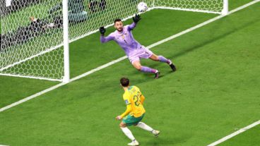 Goodwin define fuerte y cruzado, lejos del alcance de Lloris.