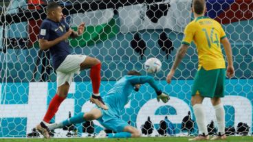 El delantero estrella del PSG se anotó con uno de cabeza.