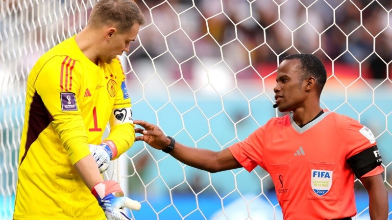 El árbitro asistente, Zeegelaar, revisa la cinta de capitán del arquero alemán Neuer. 