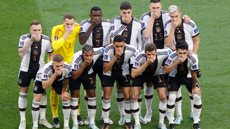 Los titulares de Hansi Flick posaron llevándose la mano a la boca, como gesto reivindicativo de que su libertad de expresión fue cercenada.