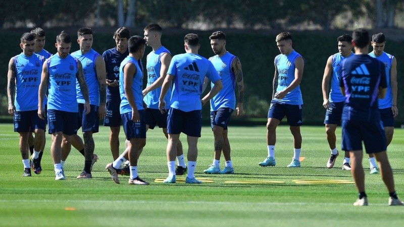 El plantel practicó durante la mañana, comenzó a moverse desde las 11 (5 de Argentina).