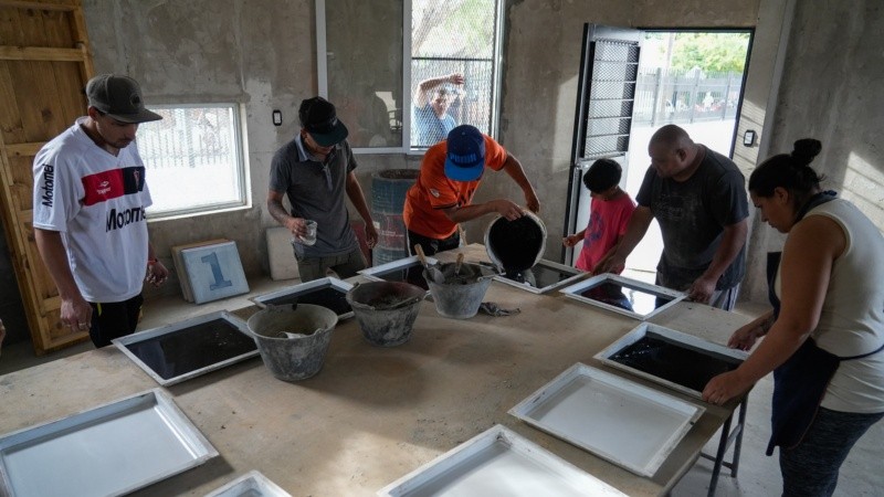 El Taller de Baldosas comenzó en noviembre de 2021 y van unos 15 pibes.