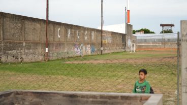 Pegada a la escuela, está la cancha del club recuperado 27 de Febrero.