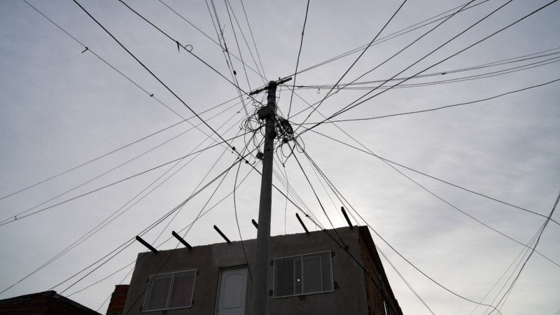El tendido irregular de cables, otra muestra de la construcción por fuera del Estado. 