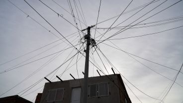 El tendido irregular de cables, otra muestra de la construcción por fuera del Estado.