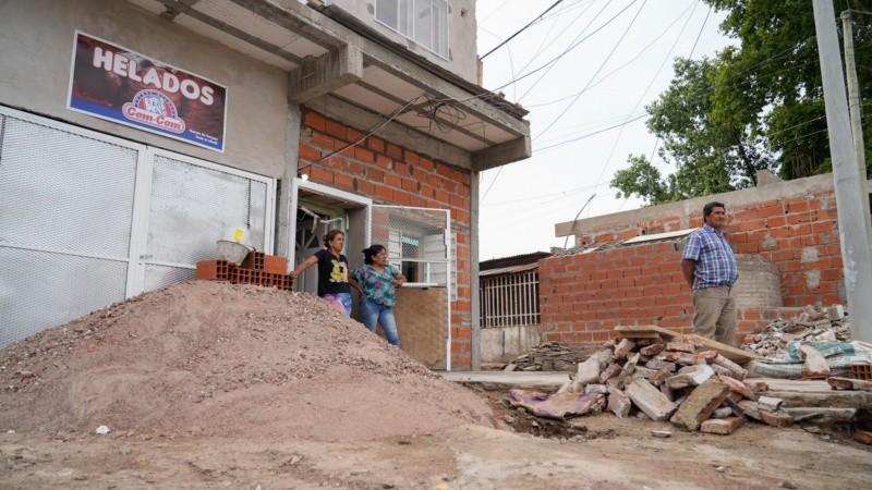Después de 30 años, Mario tuvo que volver a levantar su casa unos metros más atrás.