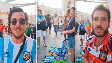 Maximiliano Jaime y Renzo Bordón, dos de los mendocinos que llegaron a Qatar y buscan subsistir vendiendo camisetas.