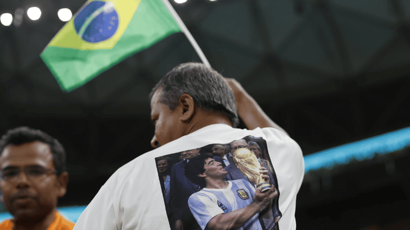 Un brasileño muy maradoniano festejó el triunfo del equipo de Tite.