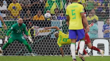 Hermosa pirueta de Richarlison para meter el segundo de Brasil y asegurar el triunfo ante Serbia.