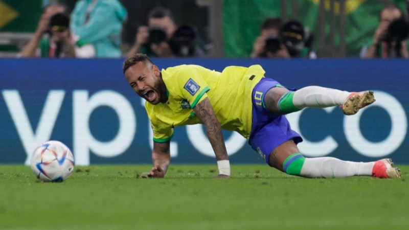 Neymar salió lesionado cerca del final del partido ante Serbia con el tobillo inflamado. 