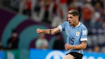 Valverde grita un cierre contra un costado como si fuera un gol. Sobre el final, Uruguay le metió garra pero no alcanzó.