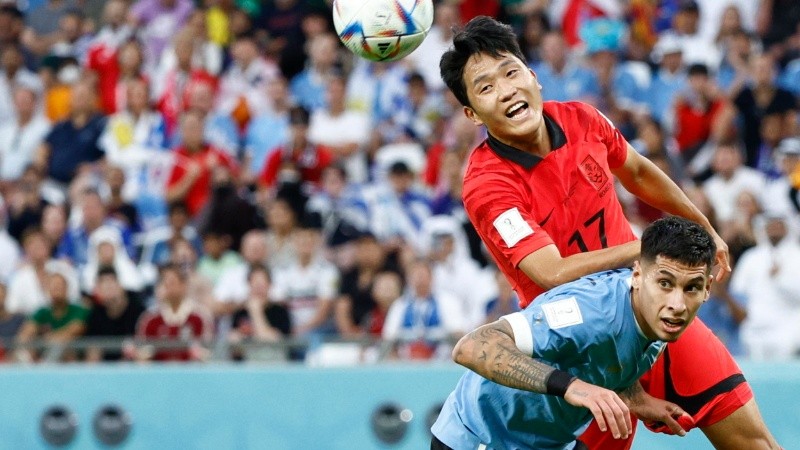 Mathías Olivera de Uruguay disputa un balón con Na Sang-ho de Corea del Sur. Demasiada lucha en el 0 a 0.