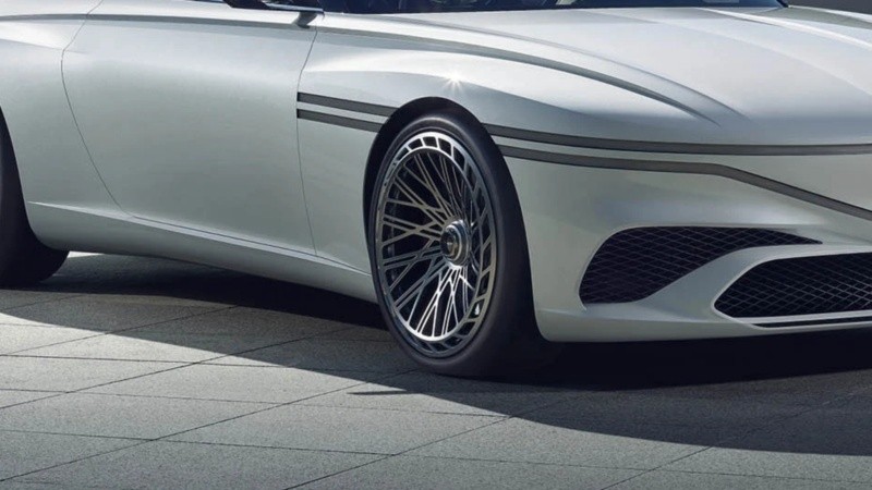 Cuenta con llantas multirayos que a extraen el calor de los frenos.