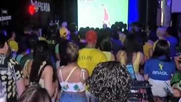 Uno de los bares de avenida Pellegrini, lleno de hinchas brasileños.