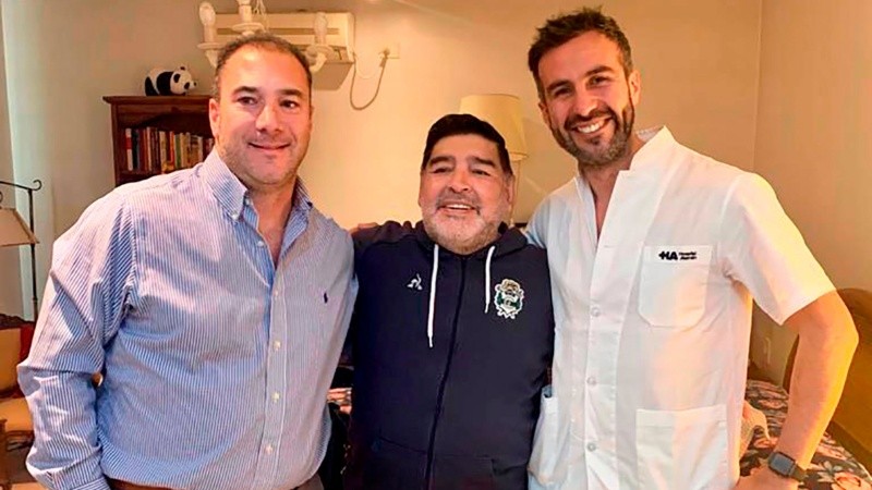 Maradona, junto a su médico (derecha), en su casa de Bella Vista.