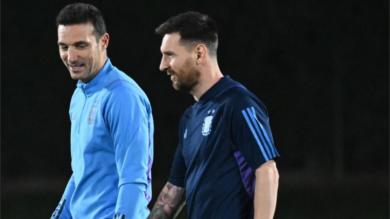 El DT Scaloni y el capitán Messi, que se entrenó sin dificultades, durante la práctica del viernes en la Universidad de Qatar..