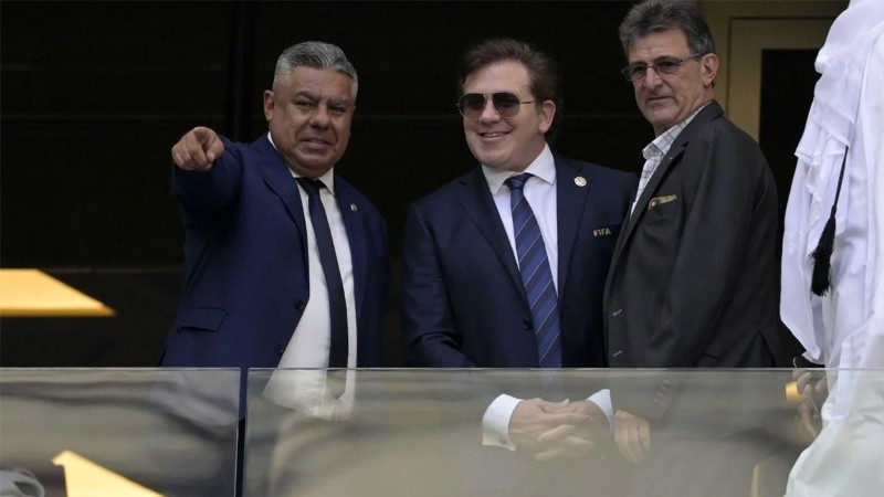 Mario Kempes compartió con Chiqui Tapia y Alejandro Domínguez el homenaje a Maradona en Qatar.