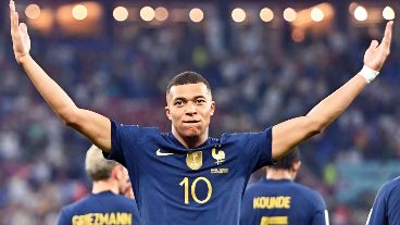 Mbappé marcó los dos goles de Francia para sellar el pasaje a octavos de final en Qatar 2022.
