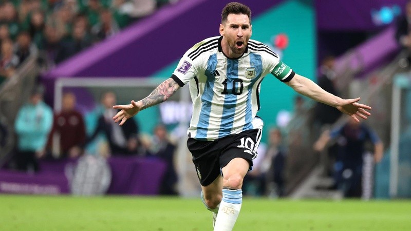Messi festeja tras romper la férrea defensa mexicana.