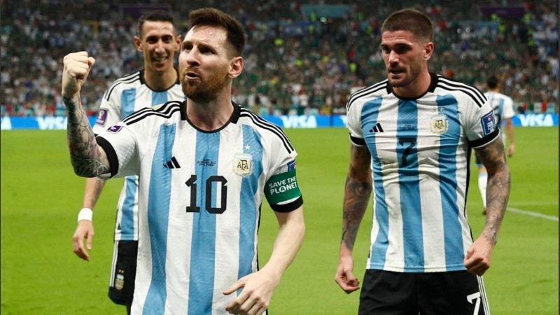 Messi convirtió el primer gol de Argentina con un potente zurdazo en el segundo tiempo.