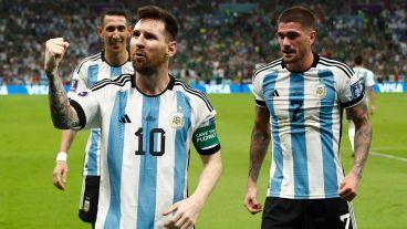 Messi convirtió el primer gol de Argentina con un potente zurdazo en el segundo tiempo.
