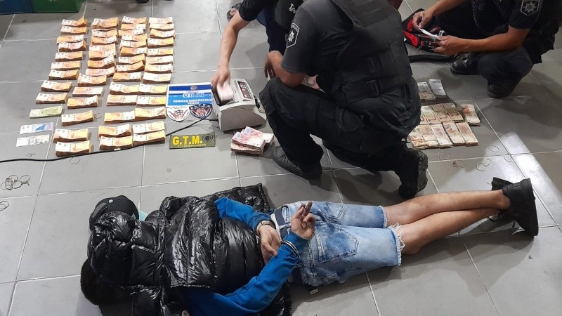 El hombre detenido ya tenía 5 millones en una mochila.