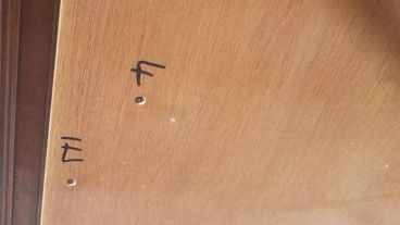 Algunos de los disparos que se incrustaron en los muebles del living.