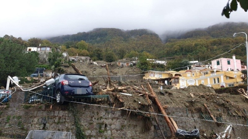 El deslizamiento de tierra arrastró árboles y vehículos.