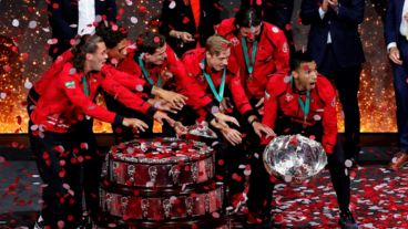 Los canadienses levantaron su primera Ensaladera de plata.