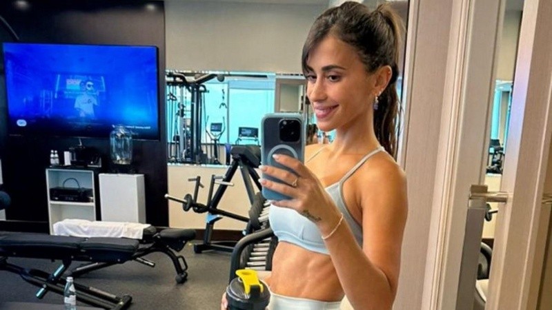 Con un conjunto a tono con el color de la selección, Anto entrenó con Ciro Messi en Qatar.