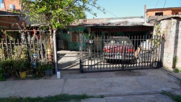 El hombre de 43 años fue atacado en casa de su madre, en Conscripto Bernardi al 6700.