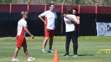 El abrazo de Heinze con Vangioni.