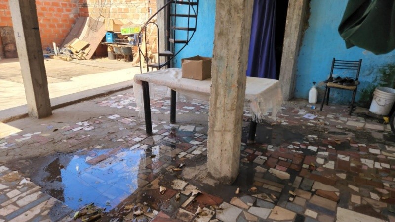 En muchos casos los vecinos tienen que convivir hasta dos meses con el agua servida en sus casas.