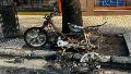 Fuego en Avellaneda y Mendoza: se incendió una moto abandonada